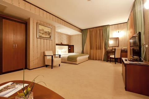 Junior Suite, 1 King Bed | 1 bedroom, minibar, in-room safe, desk