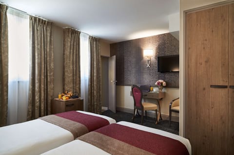 Deluxe Room | Egyptian cotton sheets, premium bedding, pillowtop beds, minibar