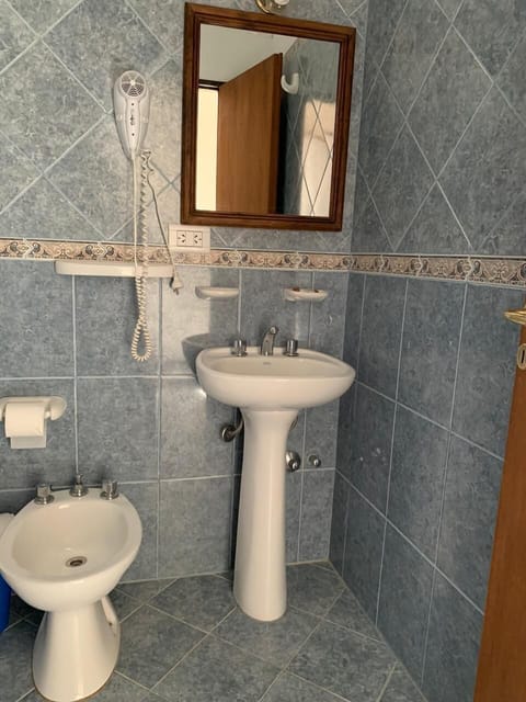 Classic Single Room | Bathroom | Combined shower/tub, free toiletries, hair dryer, bidet