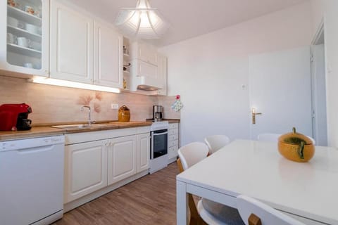 Apartment (Two bedroom apartment) | Private kitchen | Fridge, cookware/dishes/utensils