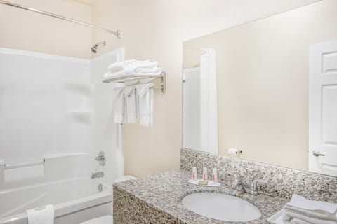 Combined shower/tub, free toiletries, hair dryer, towels