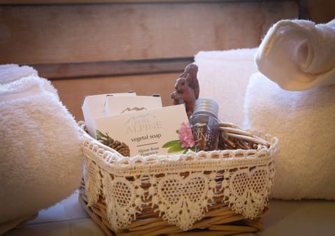 Double Room, Ensuite | Bathroom amenities | Free toiletries, hair dryer, bidet, towels