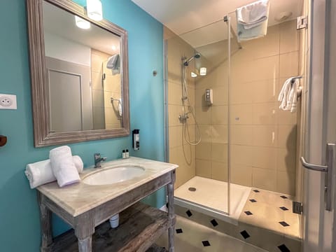 Comfort Room, 2 Twin Beds | Accessible bathroom