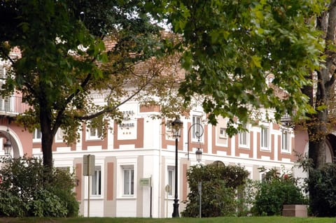 Comfort Room, 1 Queen Bed | In-room safe, desk, soundproofing, iron/ironing board