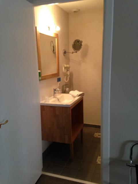 Comfort Double Room | Bathroom | Shower, hair dryer, towels, shampoo