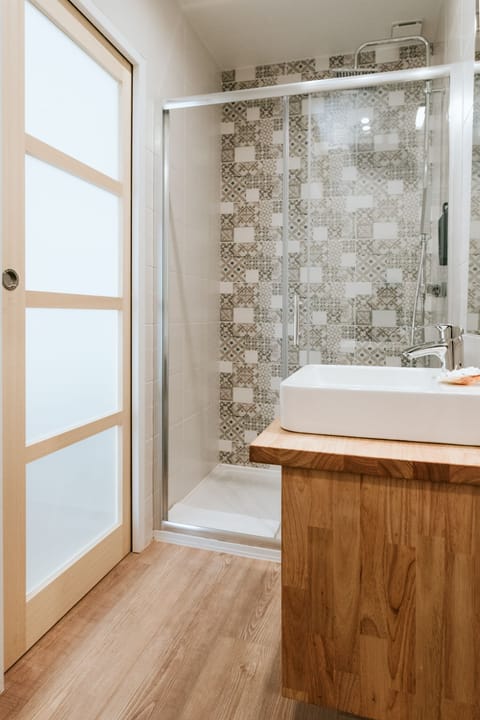 Classic Double Room, 1 Double Bed, Non Smoking, City View (Croisière) | Bathroom | Free toiletries, hair dryer, towels