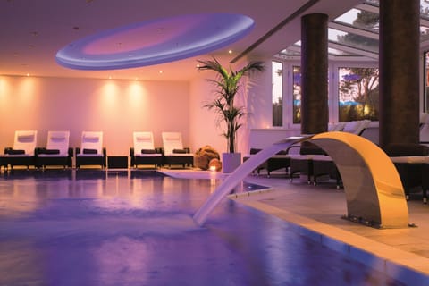 Indoor pool, sun loungers