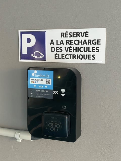 Electric vehicle charging station