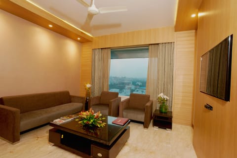 Classic Studio Suite | Living room | LCD TV, fireplace