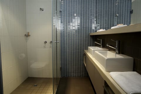 Rooftop Apartment | Bathroom | Shower, free toiletries, hair dryer, towels