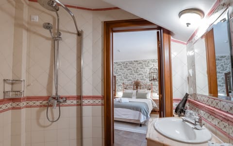 Traditional Double Room, Private Bathroom | Bathroom | Shower, free toiletries, hair dryer, bidet