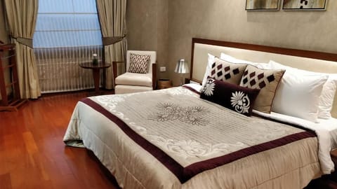 Suite, Balcony | Premium bedding, down comforters, minibar, in-room safe