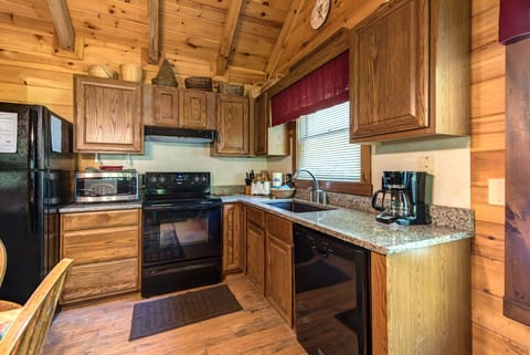 Cabin, 1 King Bed with Sofa bed, Pool Access | Private kitchen | Fridge, microwave, oven, stovetop