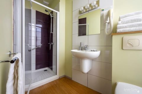 Classic Double Room (3ème étage / 3rd floor) | Bathroom | Shower, free toiletries, hair dryer, towels