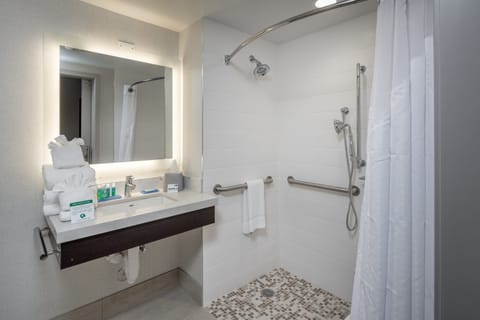 Standard Room, 1 King Bed, Roll-in Shower (Mobility) | Bathroom | Combined shower/tub, free toiletries, hair dryer, towels