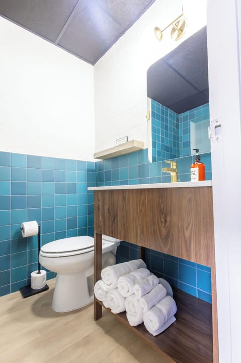 Standard Studio, 1 King Bed, Non Smoking, Kitchenette | Bathroom | Shower, free toiletries, hair dryer, towels