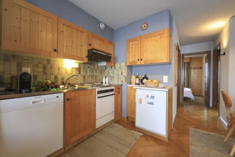 Apartment (2 Bedrooms) | Private kitchen | Microwave, oven, dishwasher, espresso maker