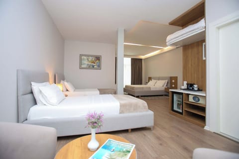 Family Room | Minibar, desk