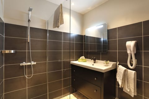 Standard Double Room | Bathroom | Free toiletries, hair dryer, towels