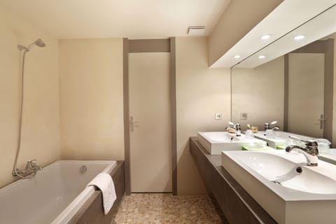 Superior Double Room | Bathroom | Free toiletries, hair dryer, towels