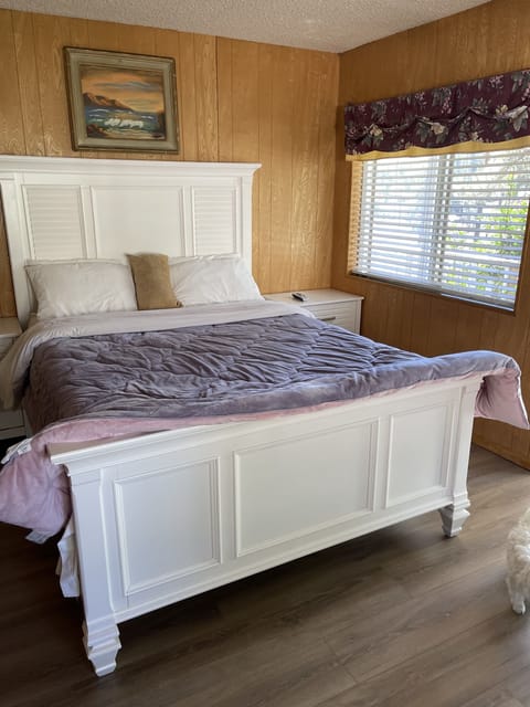 Cabin 6 - 1 King Bed | Free WiFi, bed sheets