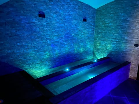 Sauna, spa tub