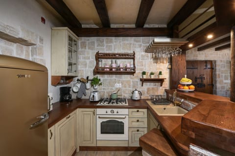 Microwave, oven, dishwasher, coffee/tea maker