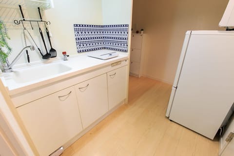 Room | Private kitchenette | Fridge, microwave, stovetop, cookware/dishes/utensils