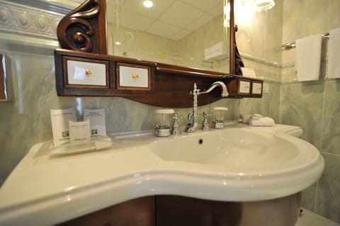 Suite, 1 King Bed (Dining and Living Area) | Bathroom | Bathtub, hair dryer, towels