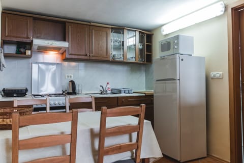 Apartment (Duplex 4) | Private kitchen | Fridge, oven, stovetop, toaster