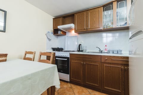 Apartment (Duplex 4) | Private kitchen | Fridge, oven, stovetop, toaster