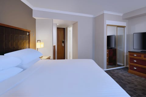 Premium Room, 1 Queen Bed, Non Smoking | Premium bedding, down comforters, pillowtop beds, in-room safe