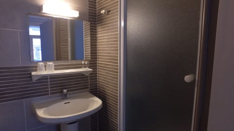 Comfort Room, City View (ou village) | Bathroom | Shower, free toiletries, hair dryer, towels