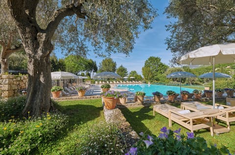 Outdoor pool, cabanas (surcharge), pool umbrellas