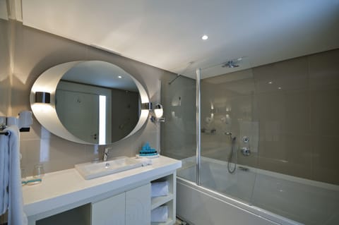 Palm Suite | Bathroom | Free toiletries, hair dryer, bathrobes, slippers