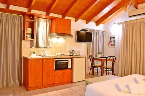 Superior Room (Loft) | Private kitchen | Fridge, stovetop, espresso maker, coffee/tea maker