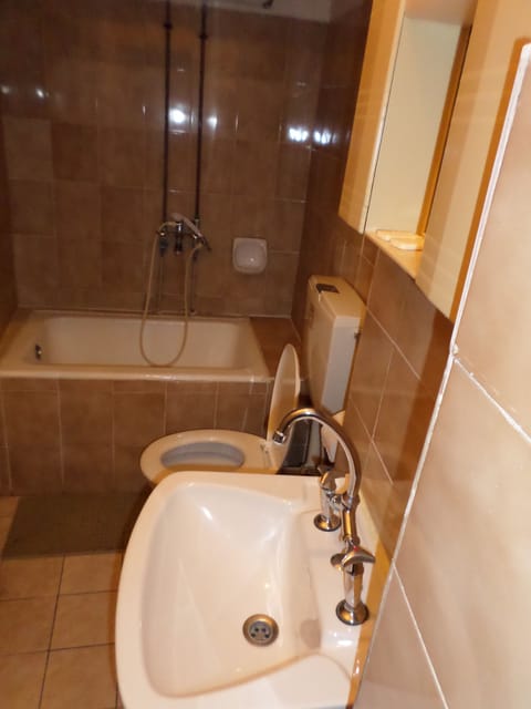 Double Room, 1 Double Bed, Non Smoking | Bathroom | Towels