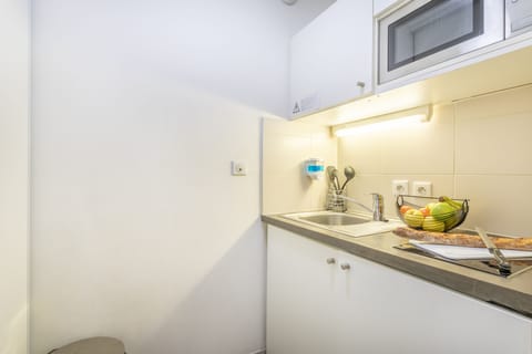 Superior Apartment, Balcony | Private kitchen | Fridge, microwave, stovetop, dishwasher