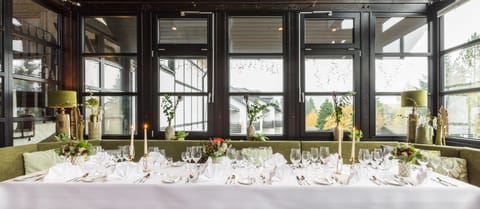 2 restaurants, breakfast, lunch, dinner served; international cuisine