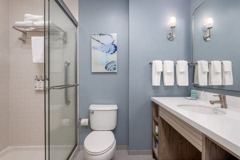 Standard Room | Bathroom | Combined shower/tub, designer toiletries, hair dryer, towels