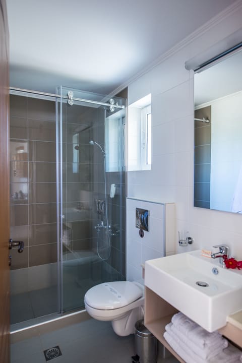 Standard Studio | Bathroom | Shower, rainfall showerhead, free toiletries, hair dryer