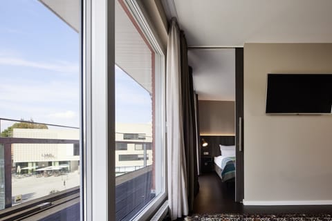 Junior Suite | In-room safe, desk, laptop workspace, blackout drapes