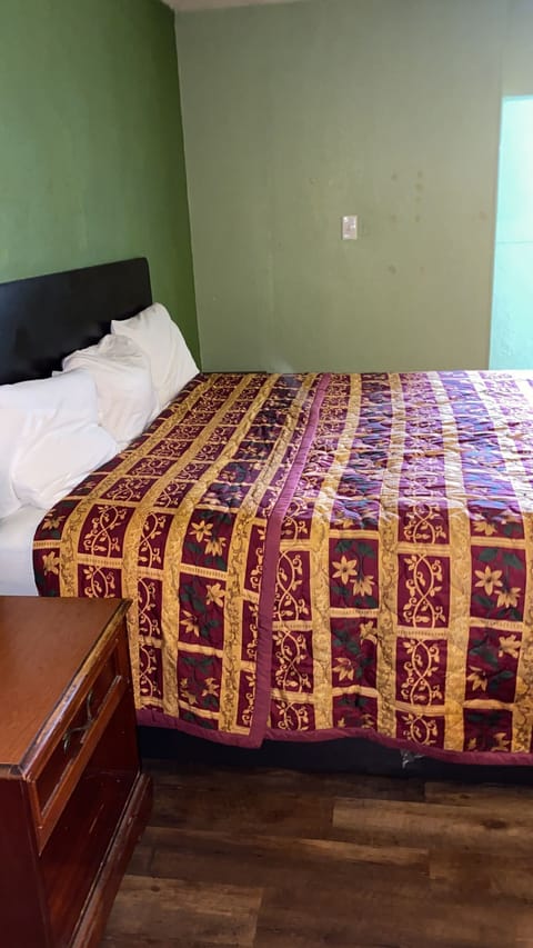 Basic Room | Desk, free WiFi, bed sheets