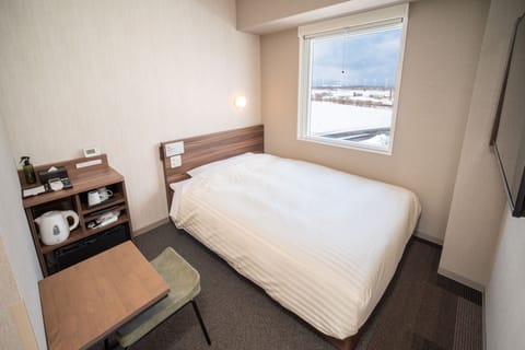 Small Double Room | Desk, soundproofing, free WiFi