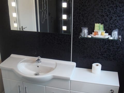 Superior Quadruple Room, Ensuite | Bathroom