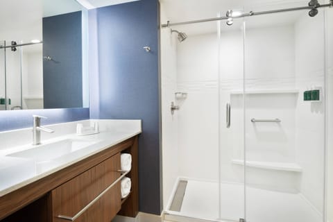 Combined shower/tub, hair dryer, towels