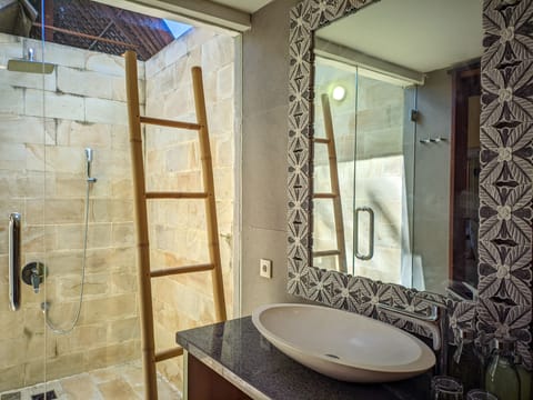 Deluxe Suite, 1 King Bed, Accessible, Pool View | Bathroom | Shower, rainfall showerhead, free toiletries, hair dryer