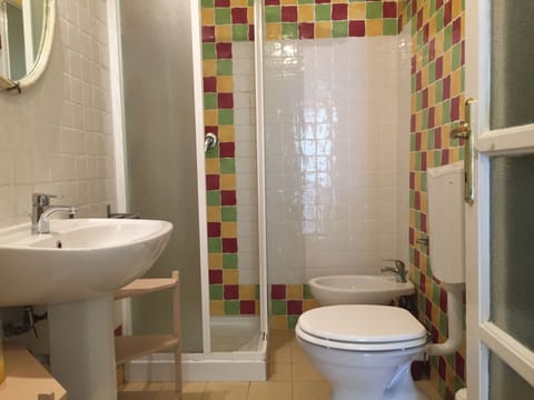 Shower, free toiletries, hair dryer, bidet