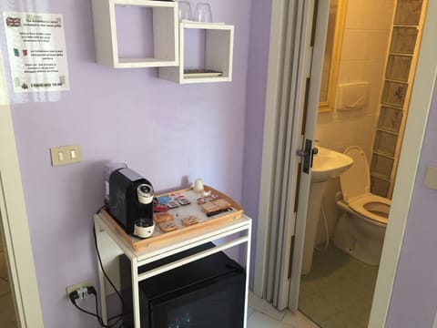 Double Room | Bathroom | Shower, free toiletries, hair dryer, bidet