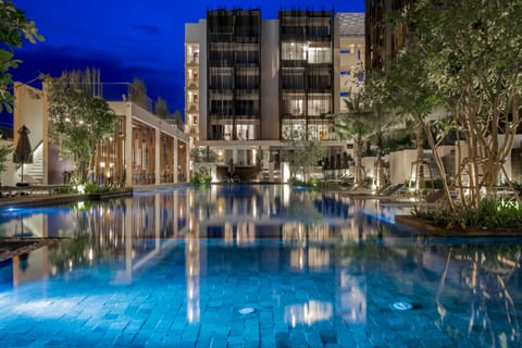 Outdoor pool, pool umbrellas, sun loungers